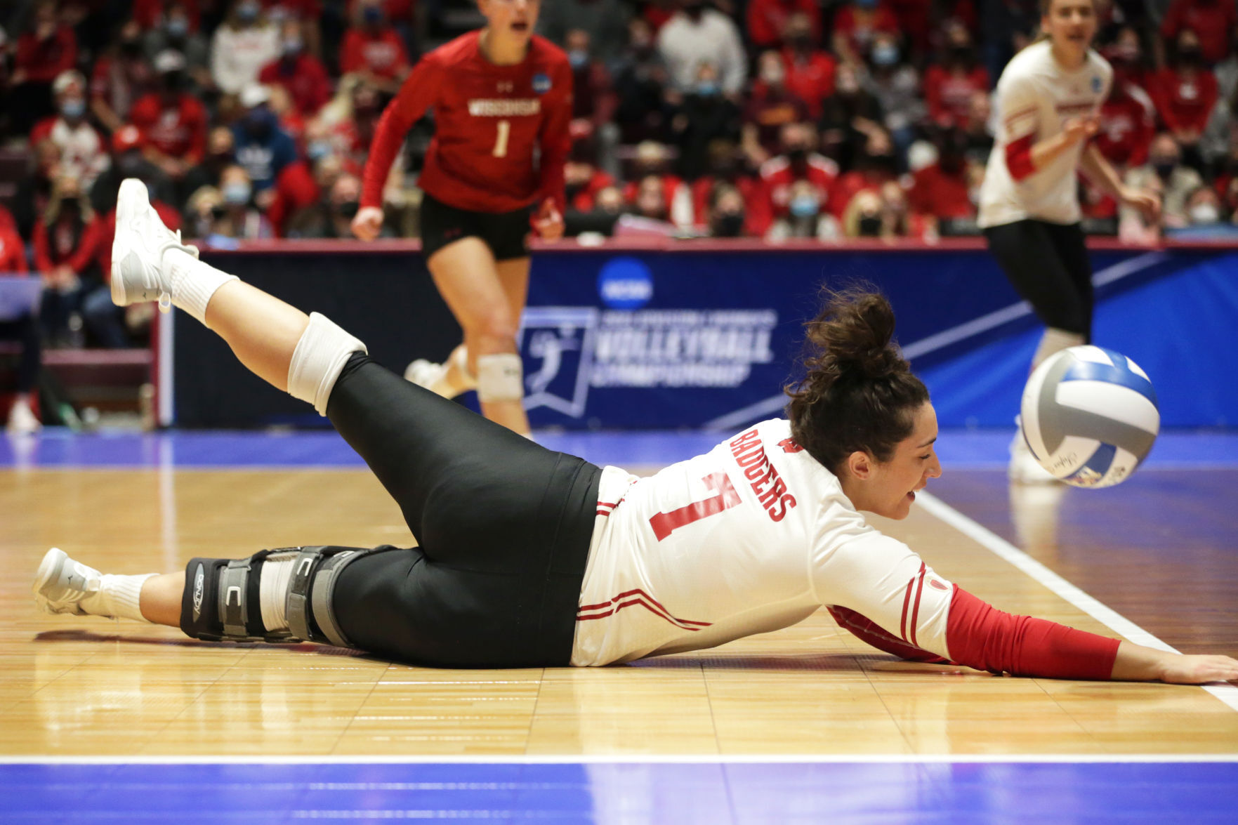 120921_uwvolleyball_11-12092021193759